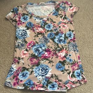 Betseys Boutique short sleeve shirt size small.